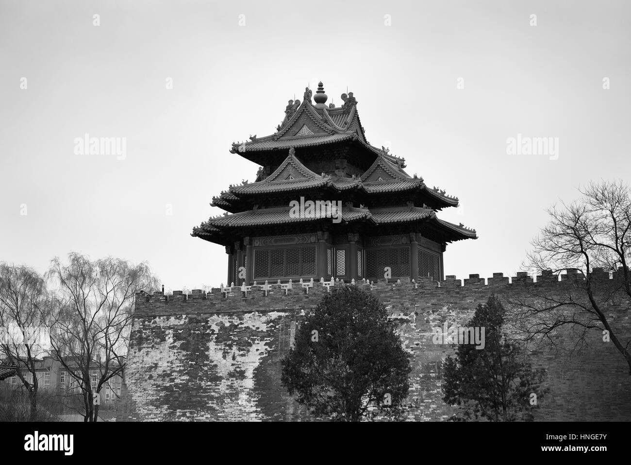 Eckturm in schwarz und weiß im Kaiserpalast in Peking, China Stockfoto