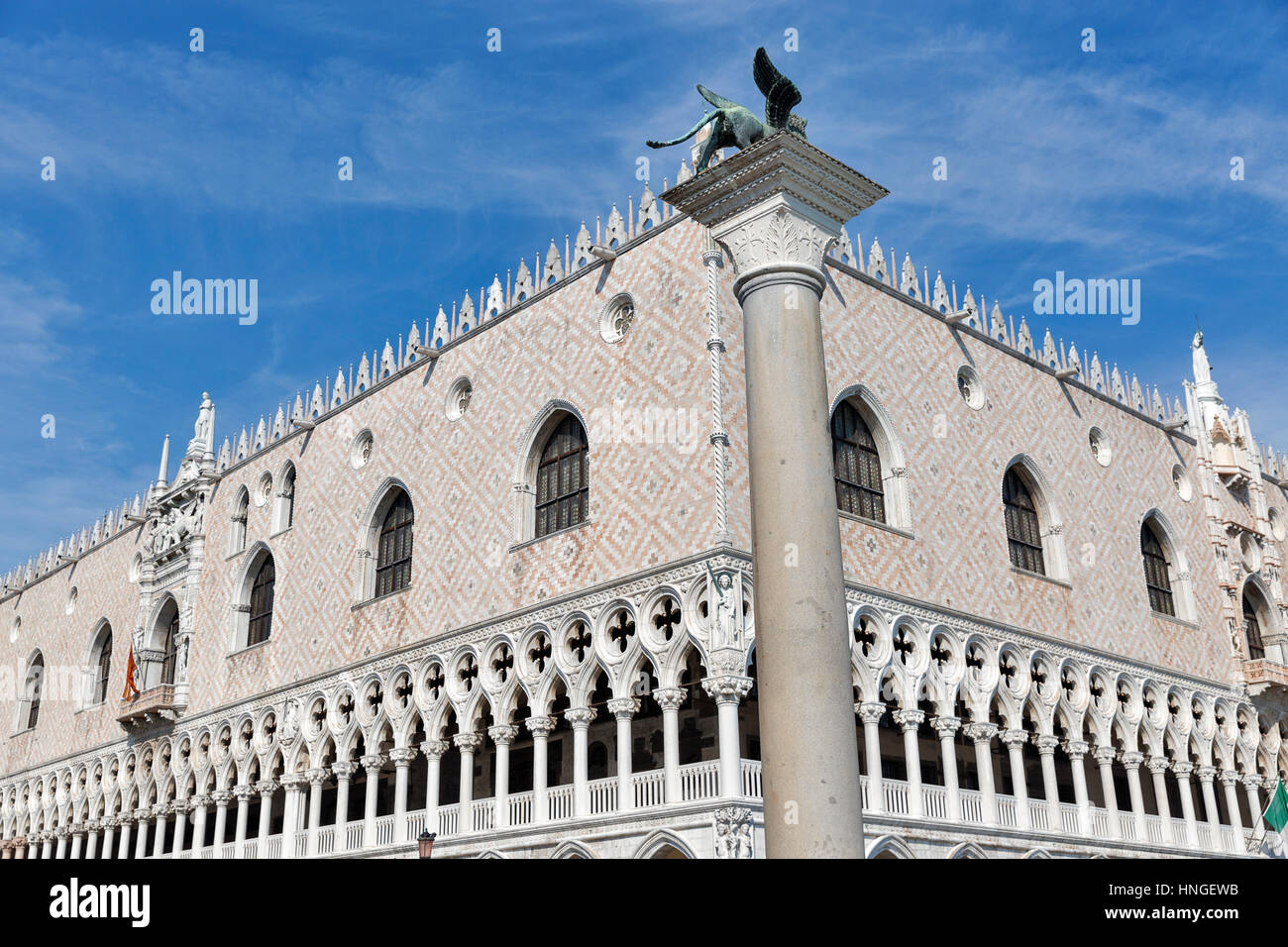 Spalte mit Skulptur des geflügelten Löwen vor dem Dogenpalast am St Markusplatz in Venedig, Italien. Stockfoto