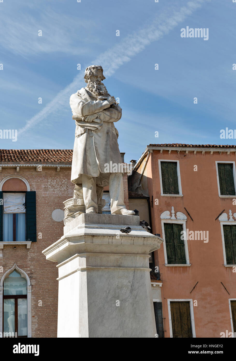 Niccolò Tommaseo Statue auf Santo Stefano quadratische Closeup in Venedig, Italien. Stockfoto