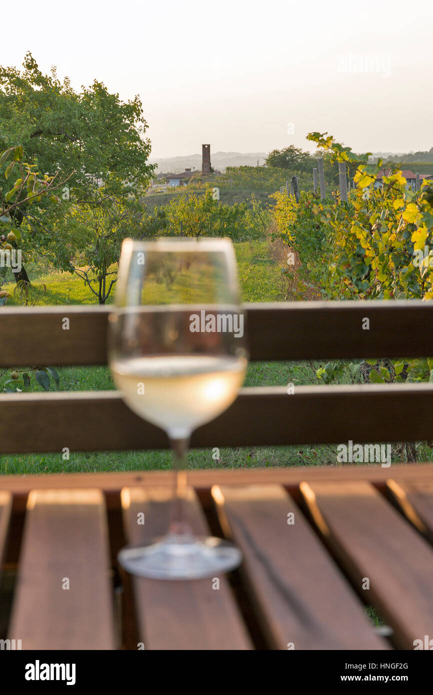 Malerischen mediterranen Landschaft im Hintergrund mit unscharfen Glas Weißwein auf Holztisch. Brda Region, westlichen Slowenien. Stockfoto