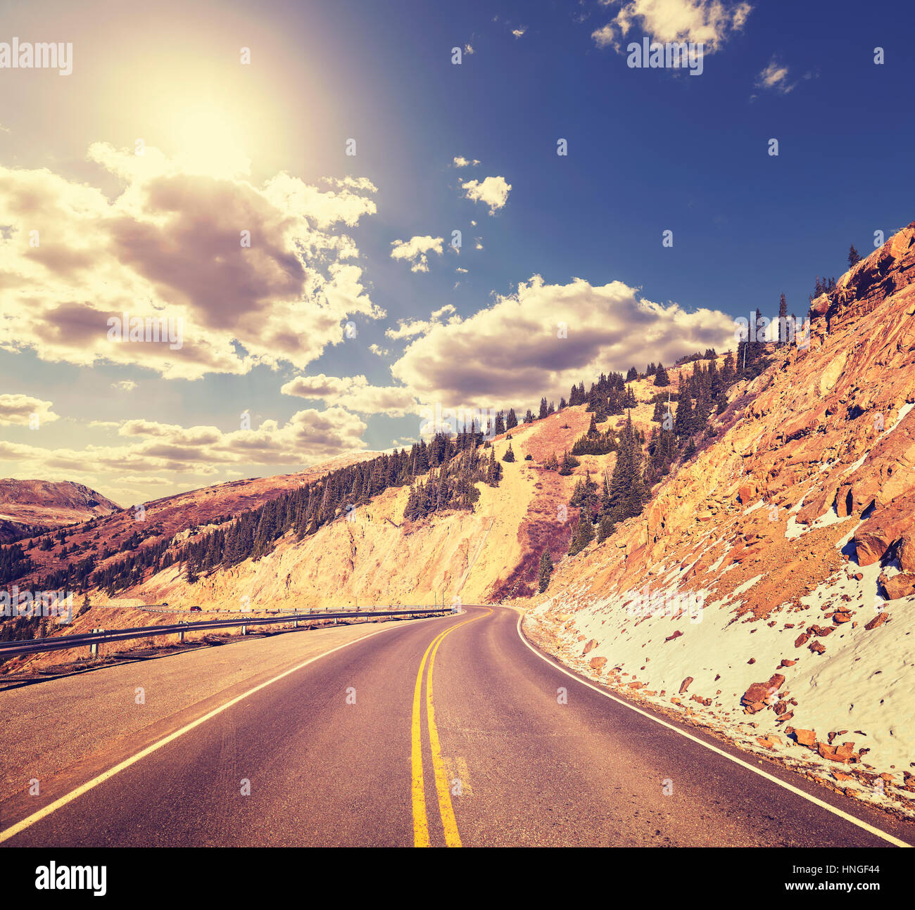 Farbe getönt Bergstraße gegen Sonne, Colorado, USA. Stockfoto