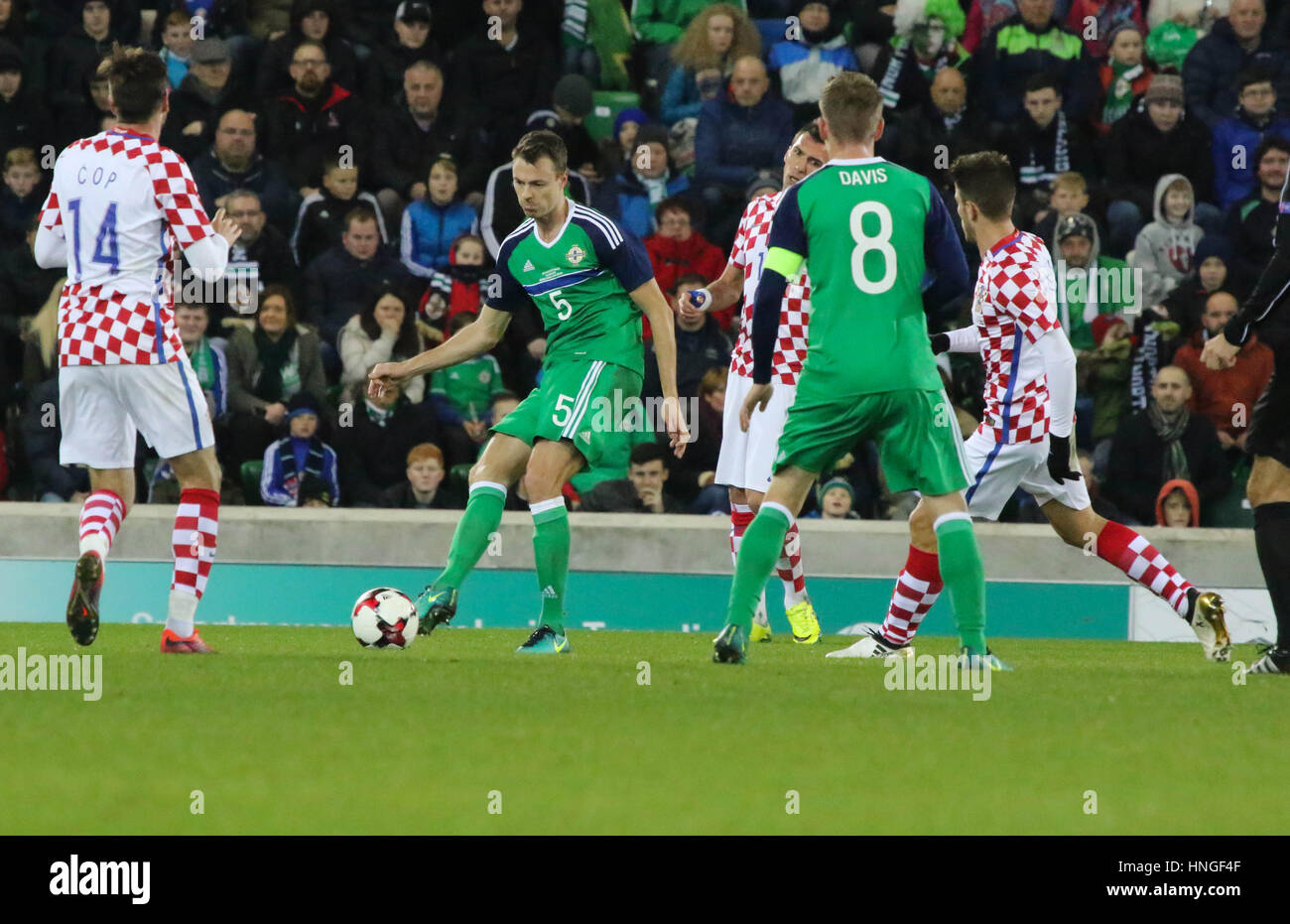 Belfast, Nordirland. 15. November 2016. Internationaler Fußball Freundschaftsspiel - Nordirland 0 Kroatien 3. Northern Ireland Jonny Evans (5). Stockfoto