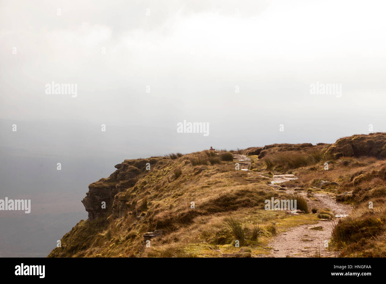 Der Weg entlang der Böschung. Ein öffentlichen Wanderweg geht entlang der Böschung des Craig y Fan Ddu in Brecon Beacon Nationalpark keine Notiz zu nehmen Stockfoto