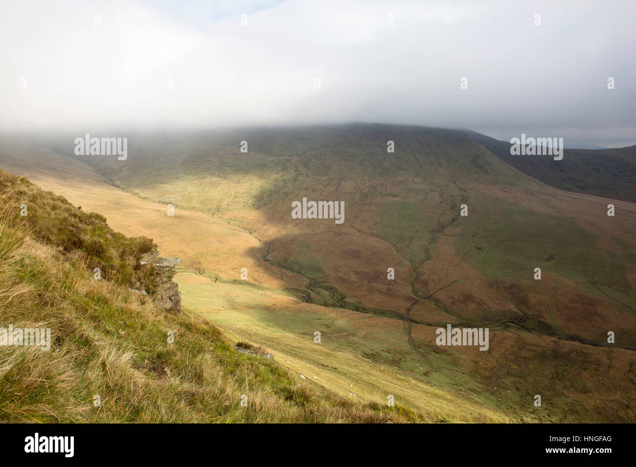 Der Weg entlang der Böschung. Ein öffentlichen Wanderweg geht entlang der Böschung des Craig y Fan Ddu in Brecon Beacon Nationalpark keine Notiz zu nehmen Stockfoto