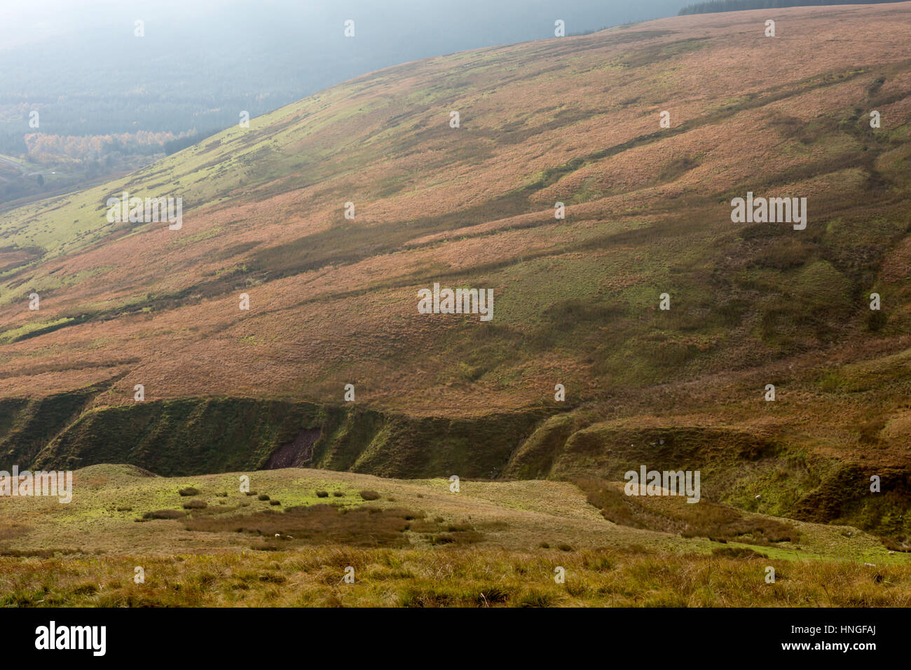 Der Spaziergang an. Rückkehr nach unten aus dem Craig y Fan Ddu-Steilhang, macht der öffentlichen Weg einen steilen Abstieg ins Tal unten. Stockfoto