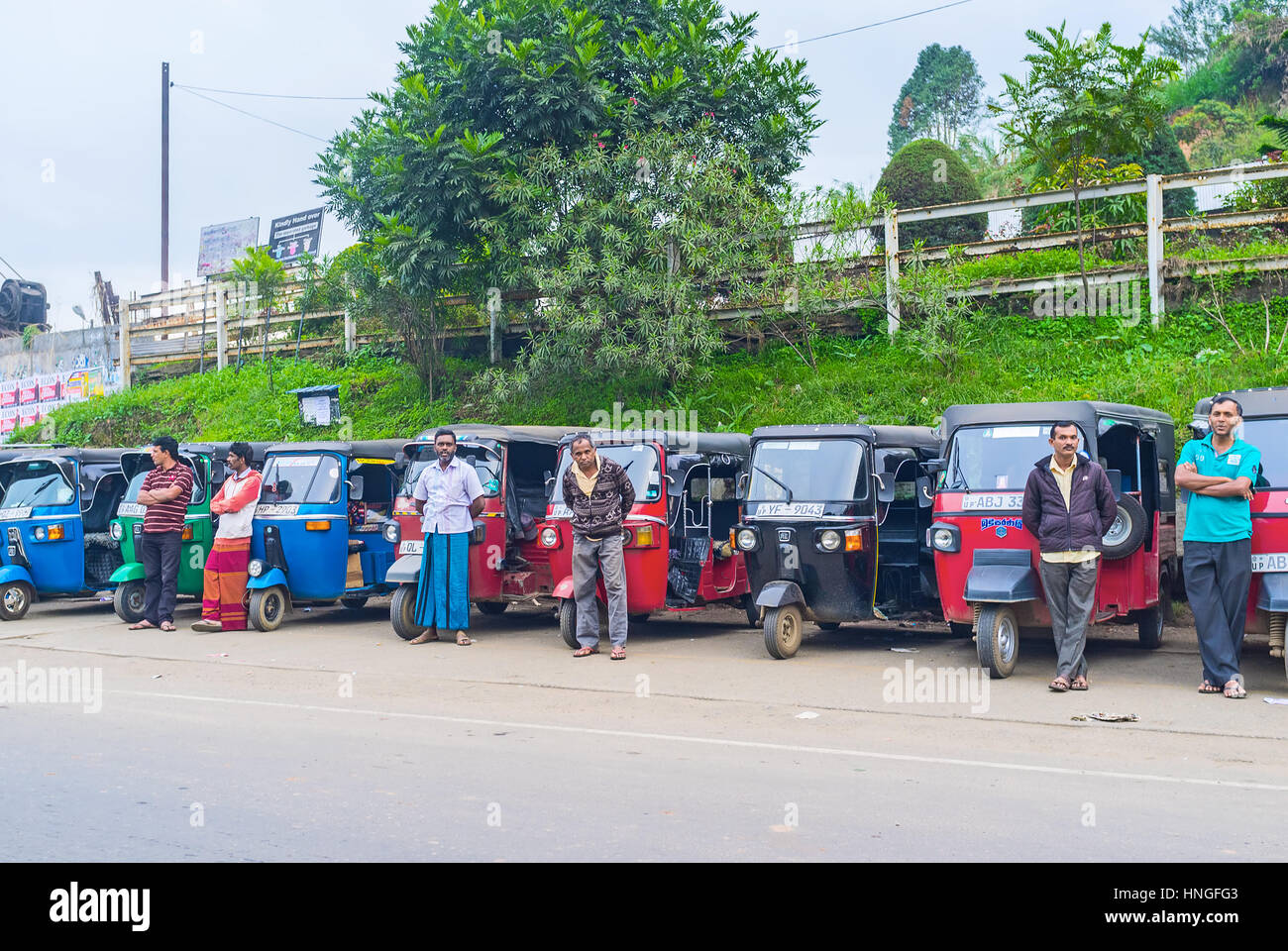 BANDARAWELA, SRI LANKA - 30. November 2016: die Reihe der Tuk-Tuk-Taxi am Eingang zum Zentrum der Stadt, am 30. November in Bandarawela Stockfoto