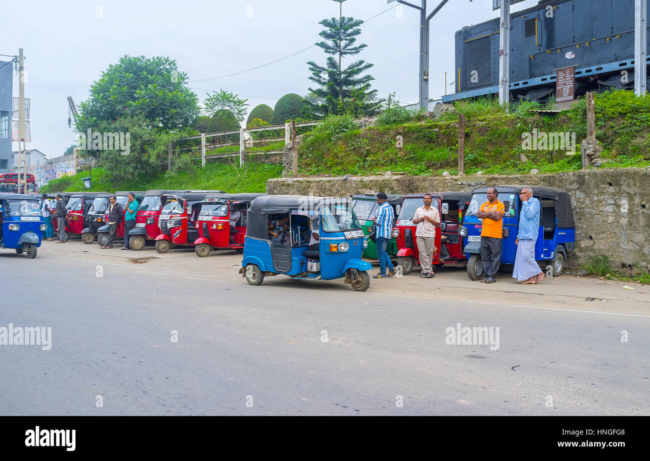 BANDARAWELA, SRI LANKA - 30. November 2016: eine hohe Anzahl von Tuk-Tuk Rikschas stehen neben dem Busbahnhof in der Stadt, am 30. November in Bandar Stockfoto