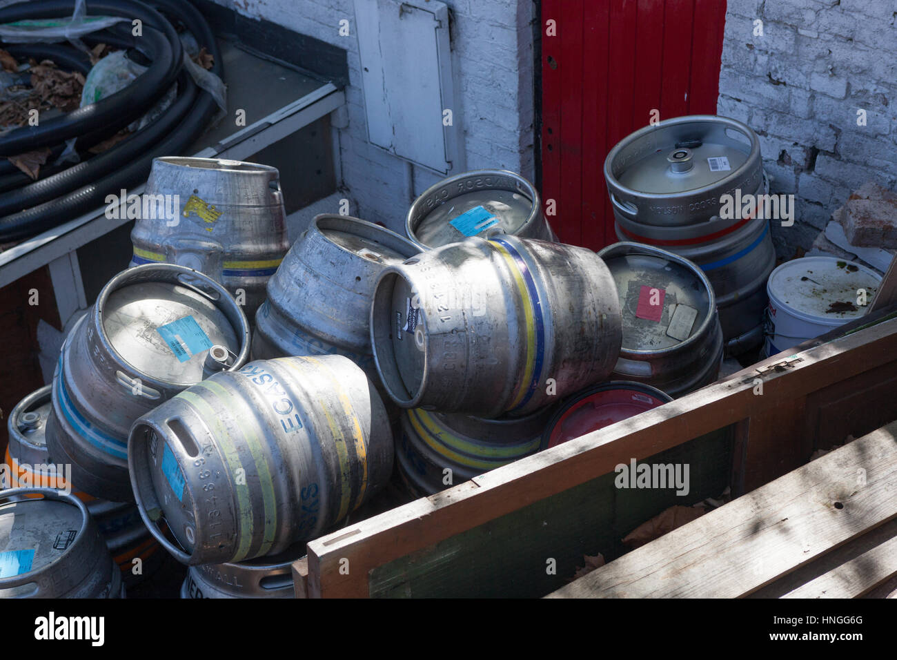 Alu Bierfässer in einem Hof in Birmingham UK. Stockfoto