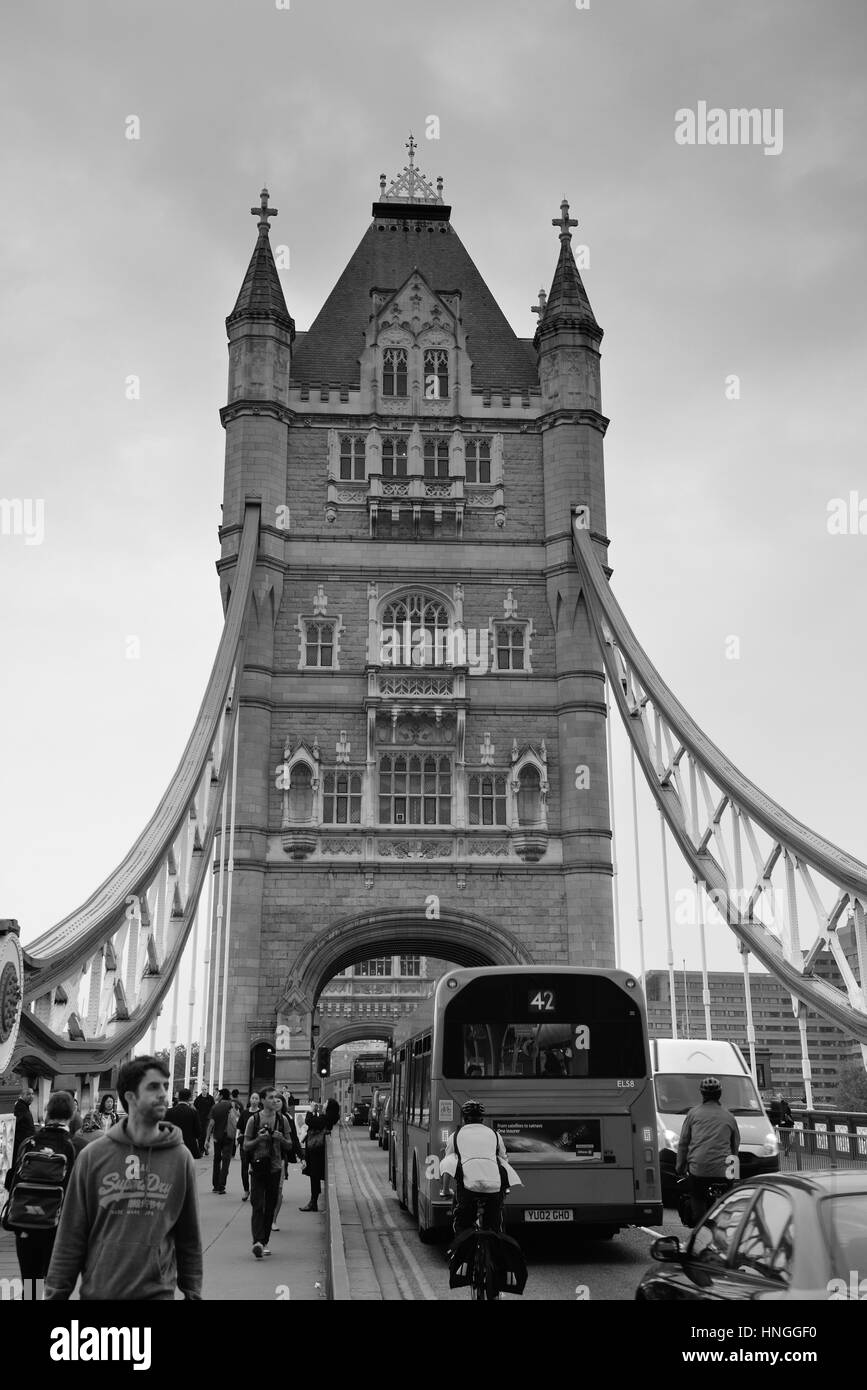 LONDON, UK - SEP 25: Tower Bridge mit Touristen und Verkehr am 25. September 2013 in London, UK. Es ist eines der ikonischen Architekturen in London und o Stockfoto