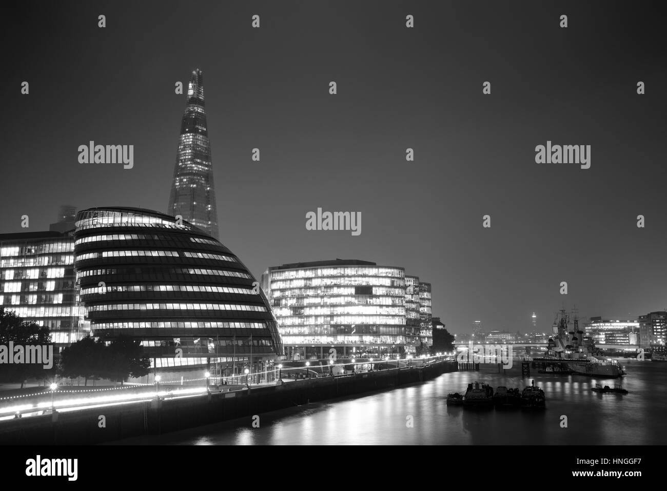 LONDON, UK - 27. September: The Shard und der urbanen Architektur in der Nacht vom 27. September 2013 in London, Vereinigtes Königreich. die Scherbe ist derzeit das höchste Gebäude der Stockfoto