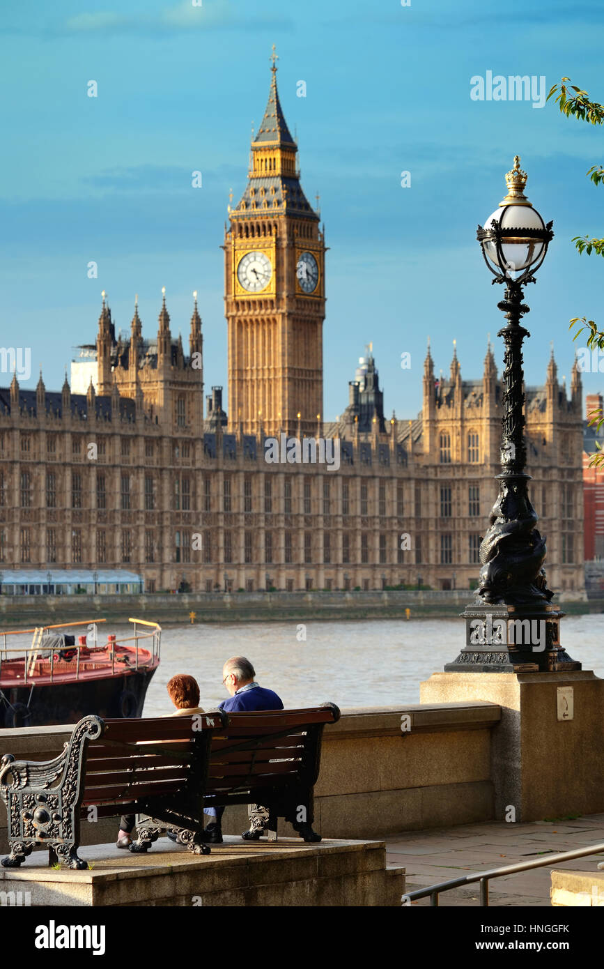 Altes Ehepaar ruhen am Fluss Themse mit tollen Blick in London. Stockfoto