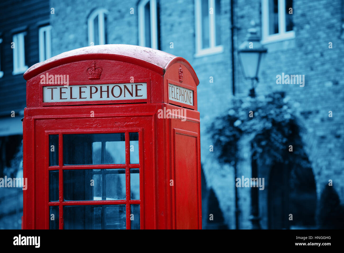 Rote Telefonzelle und Briefkasten in Straße in London wie die berühmte Symbole. Stockfoto