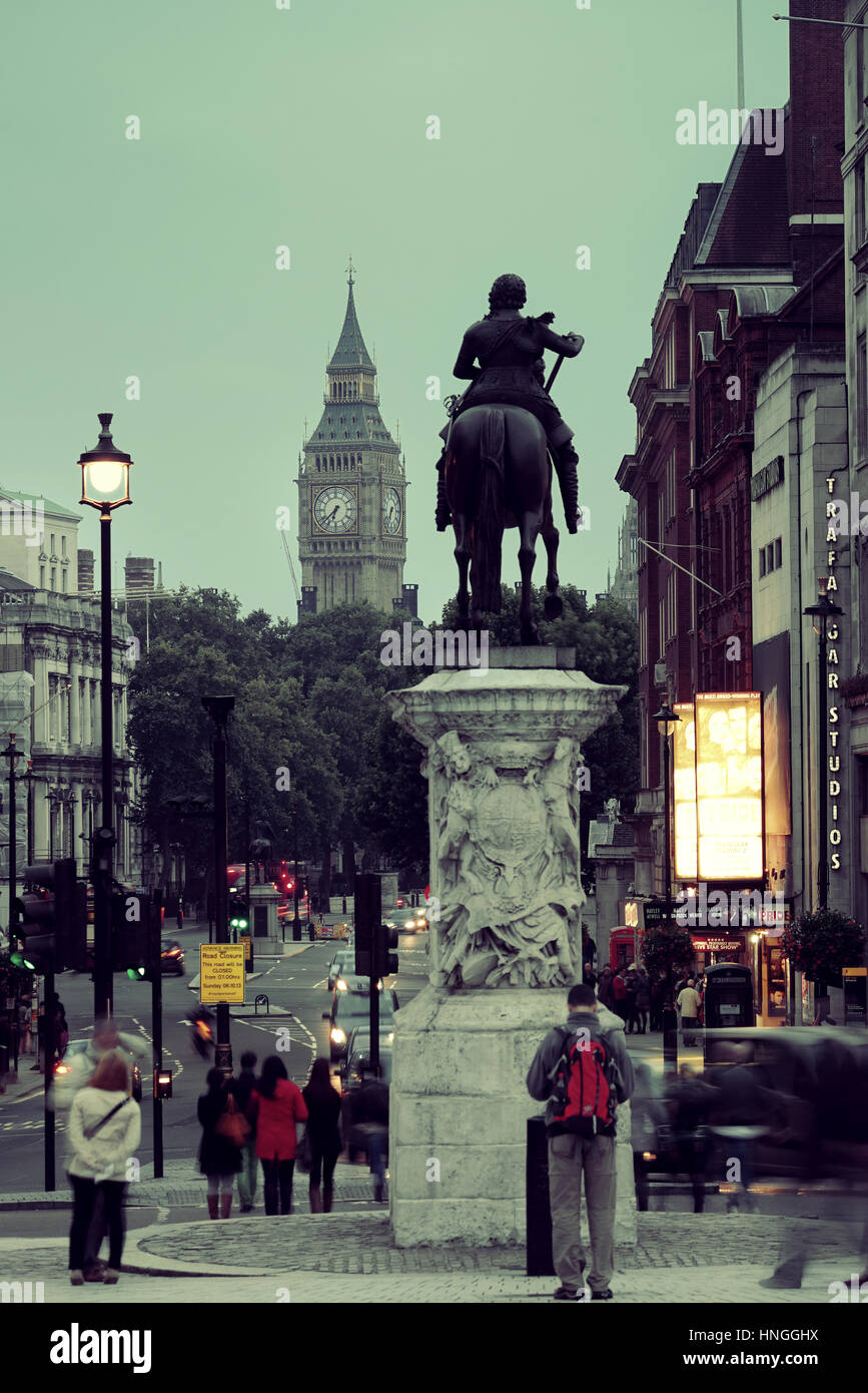 LONDON, UK - 27. September: London Street View mit hohen Verkehrsaufkommens am 27. September 2013 in London, Vereinigtes Königreich. London ist die Hauptstadt und meistbesuchte Stadt der Welt Stockfoto