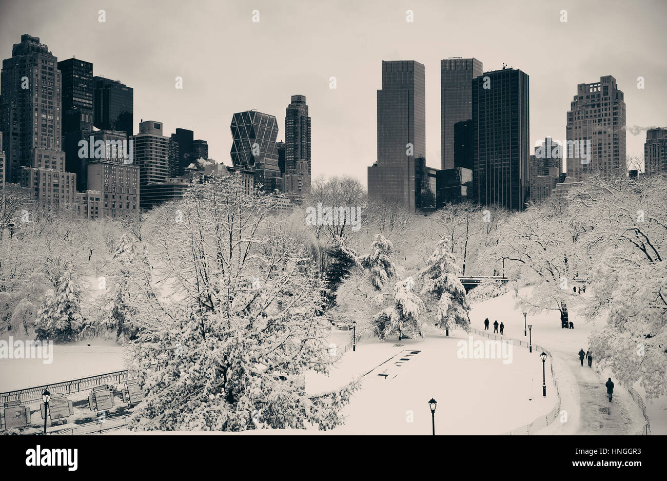Central Park Winter mit Wolkenkratzern in Midtown Manhattan New York City Stockfoto