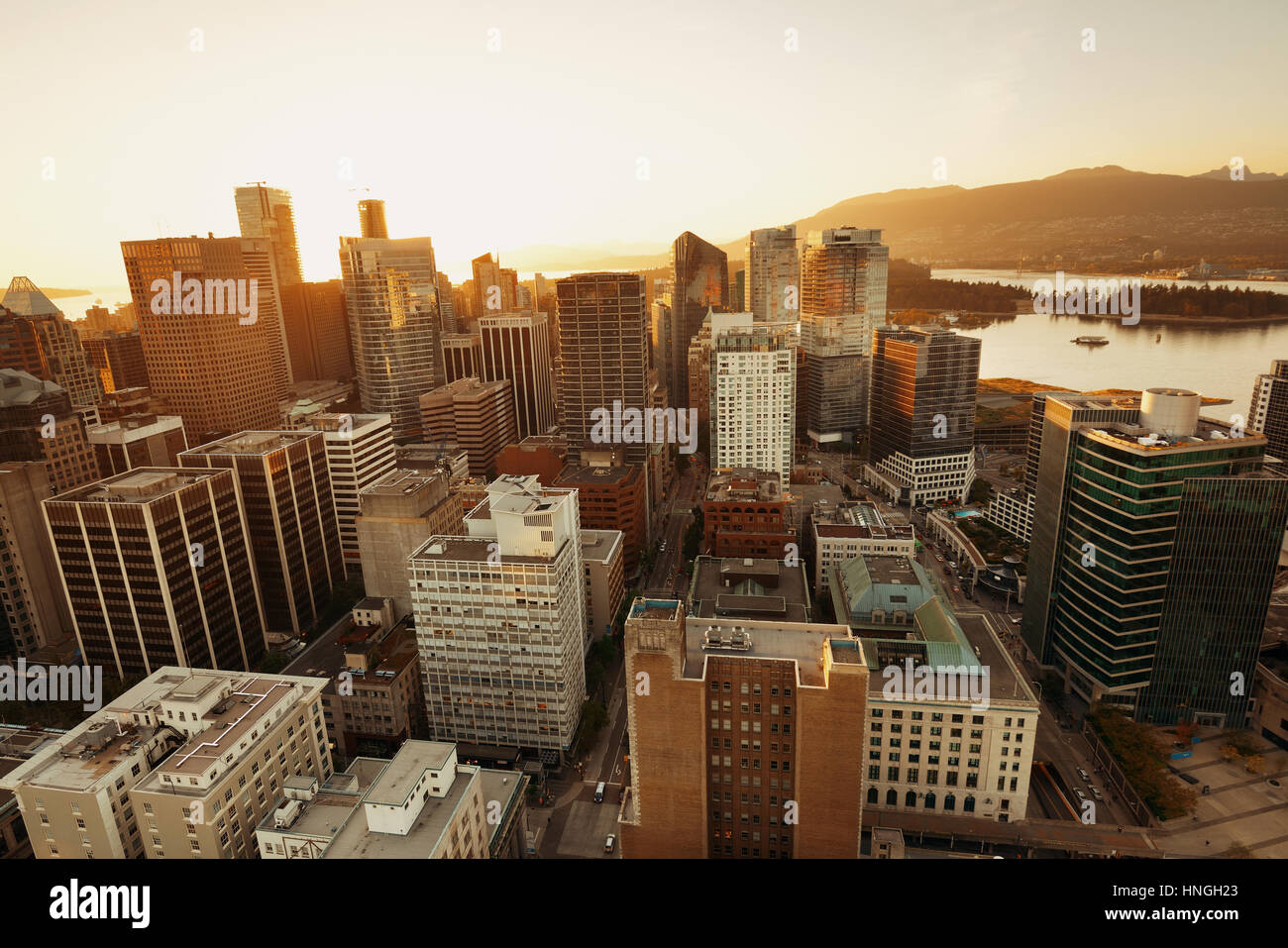 Vancouver Blick von der Dachterrasse mit städtischen Architekturen bei Sonnenuntergang. Stockfoto