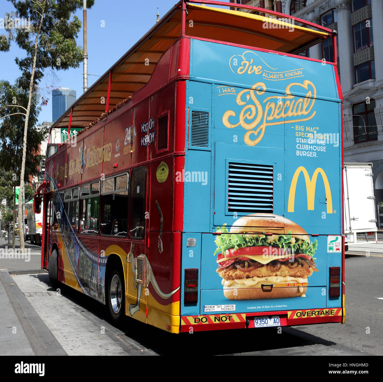 Australische McDonald Werbung auf der Rückseite Melbourne-Sightseeing-Bus parkten in der Nähe Federation Square Melbourne Australien Stockfoto