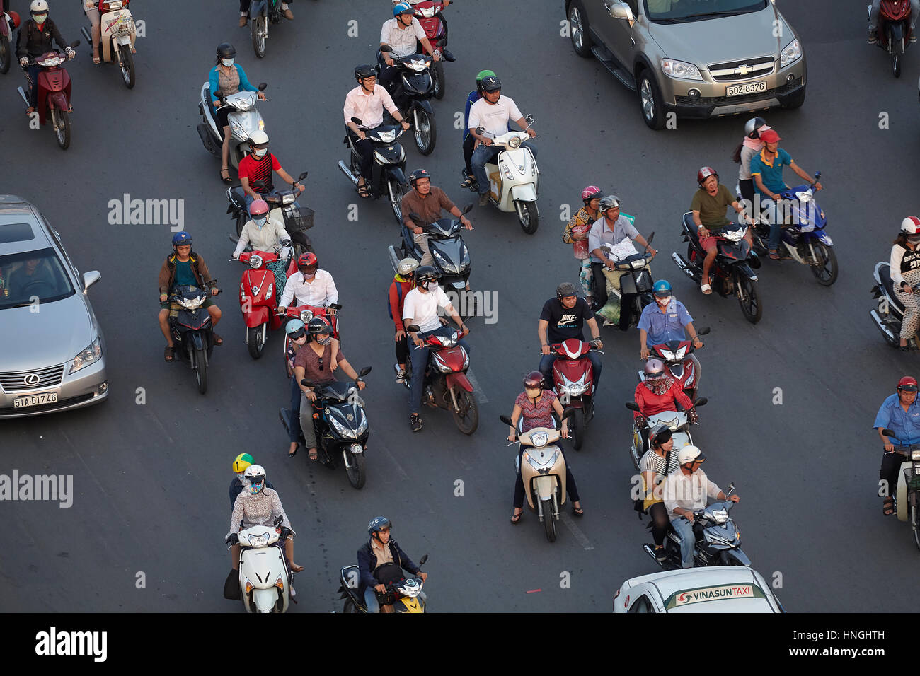 Motorräder und Autos Kreisverkehr Ben Thanh, Ho-Chi-Minh-Stadt (Saigon), Vietnam Stockfoto