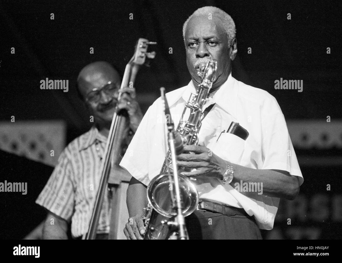 George Kelly am Saxophon, mit Johnny Williams am Bass auf dem 1982 Kool Jazz Festival Stockfoto