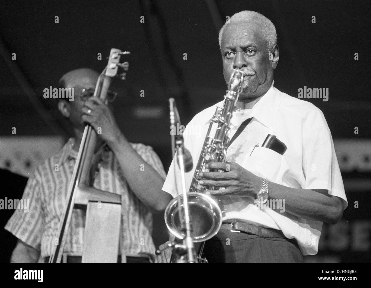 George Kelly am Saxophon, mit Johnny Williams am Bass auf dem 1982 Kool Jazz Festival Stockfoto