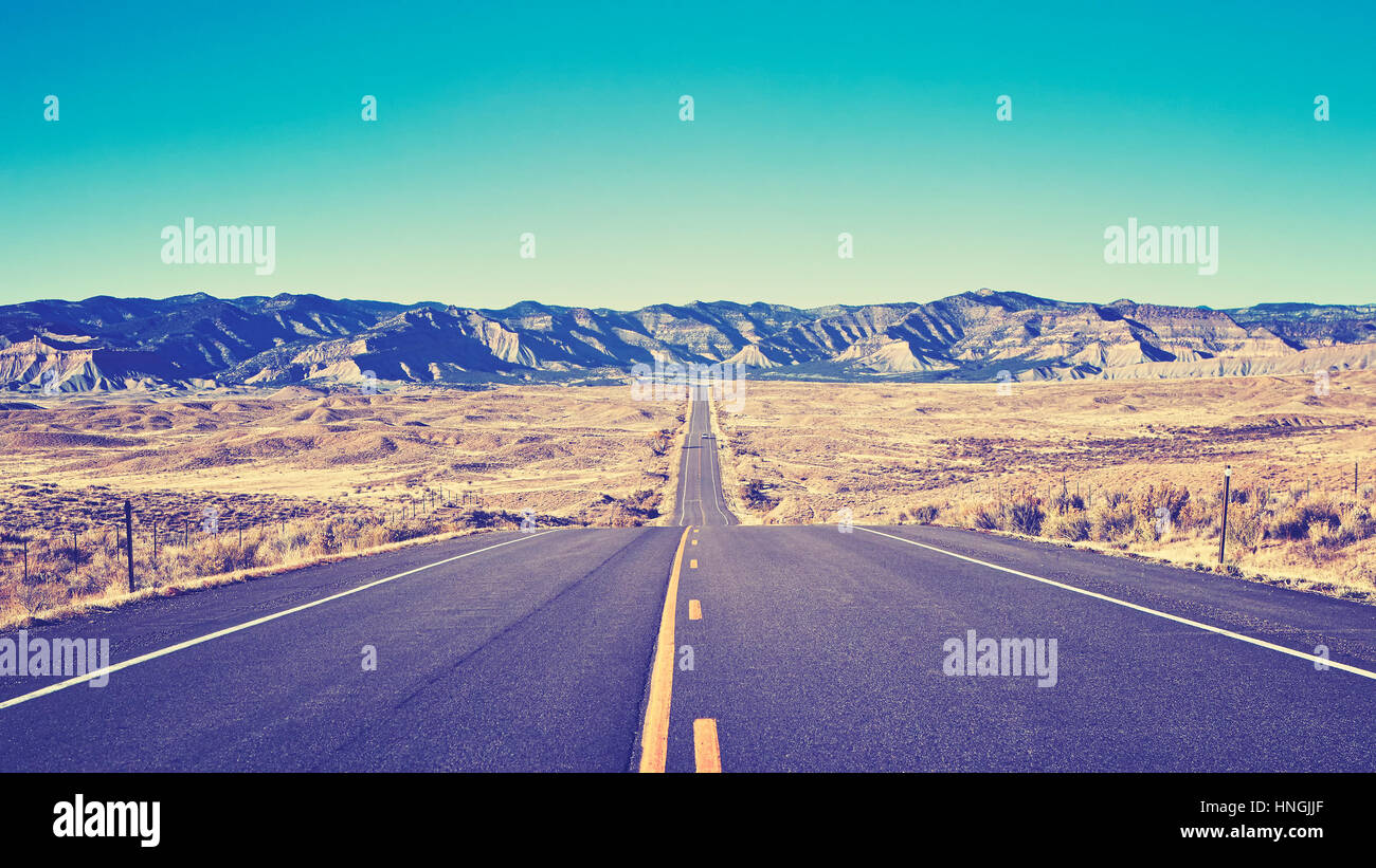 Vintage getönten Wüste Asphaltstraße, moving forward Konzept, USA. Stockfoto