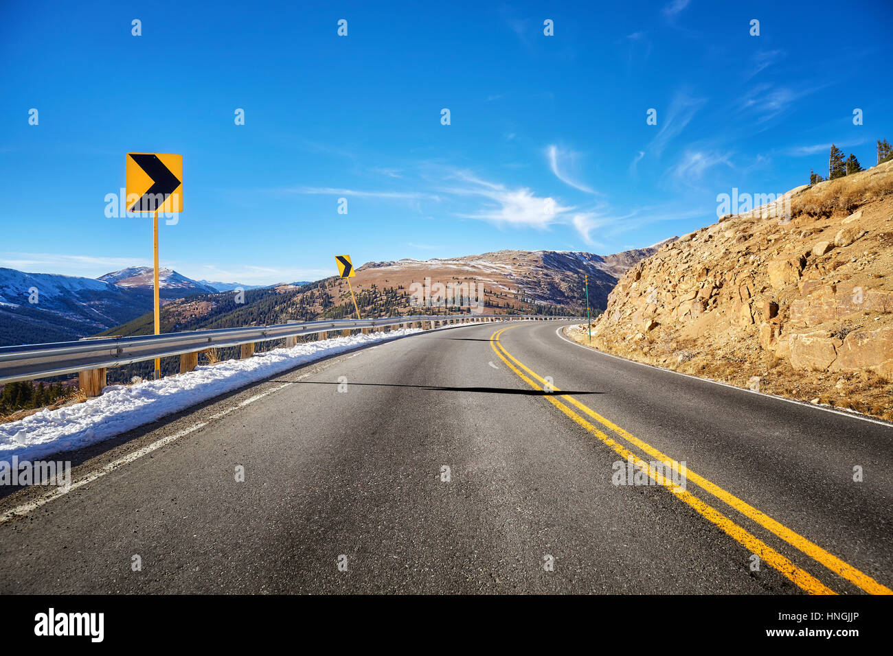 Asphalt Bergstraße wiederum Reisen Warnung Konzept Bild, Colorado, USA. Stockfoto
