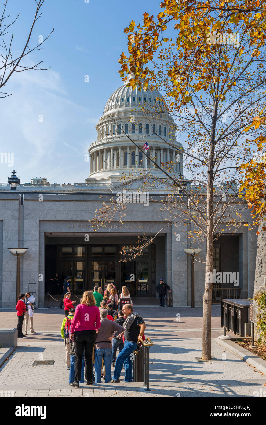 Besucher, die Schlange vor dem Eingang zu den United States Capitol Visitor Center Washington DC, USA Stockfoto