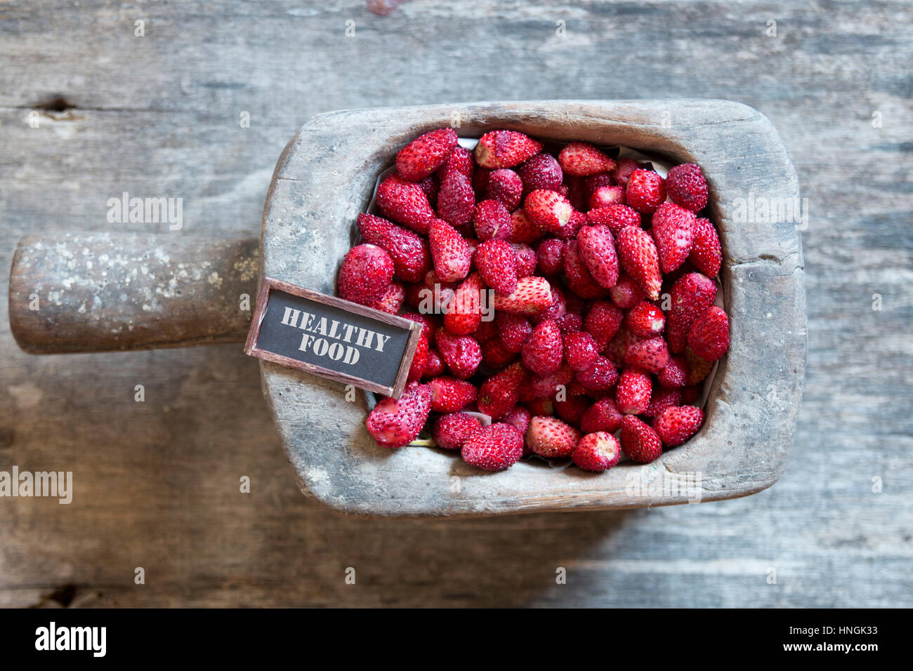 gesunde Ernährung-Oldtimer-Tag, Erdbeere und ein Tag auf Holztisch Stockfoto