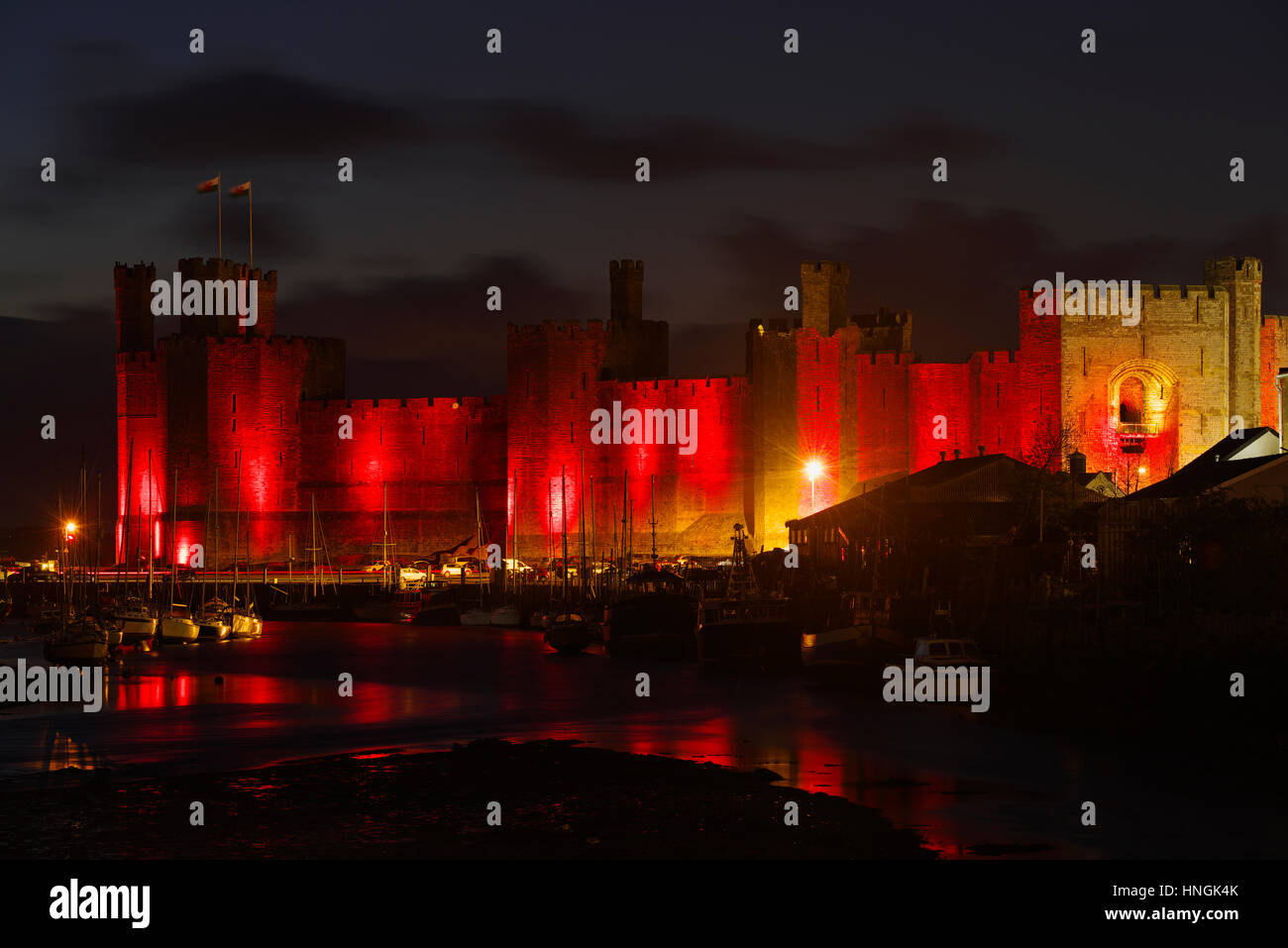 Caernarfon Castle Beleuchtet Rot, Stockfoto