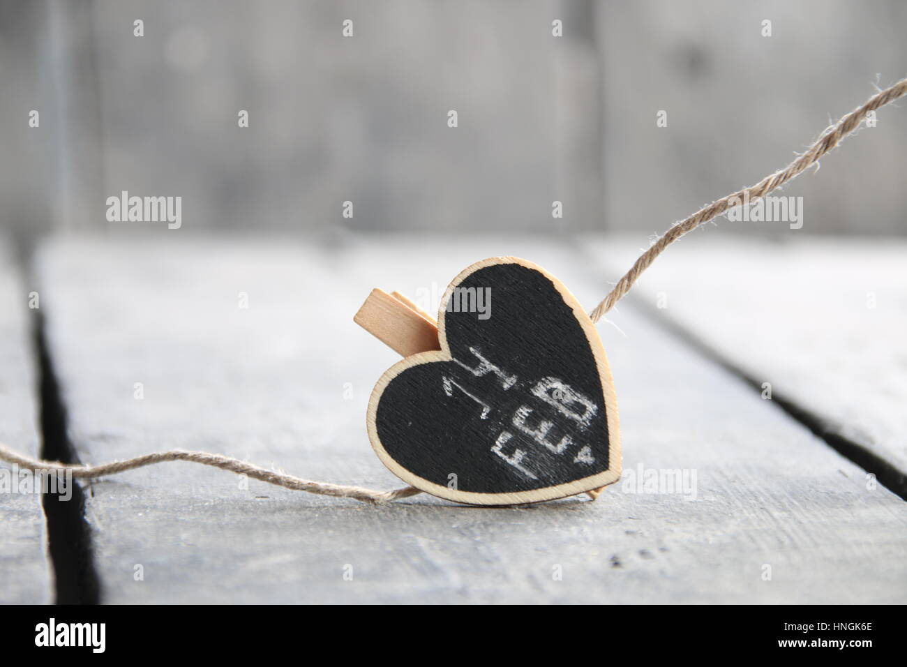 14 Februar Text, Valentinstag-Grußkarte mit Herz, verschwommenes Foto für den Hintergrund Stockfoto