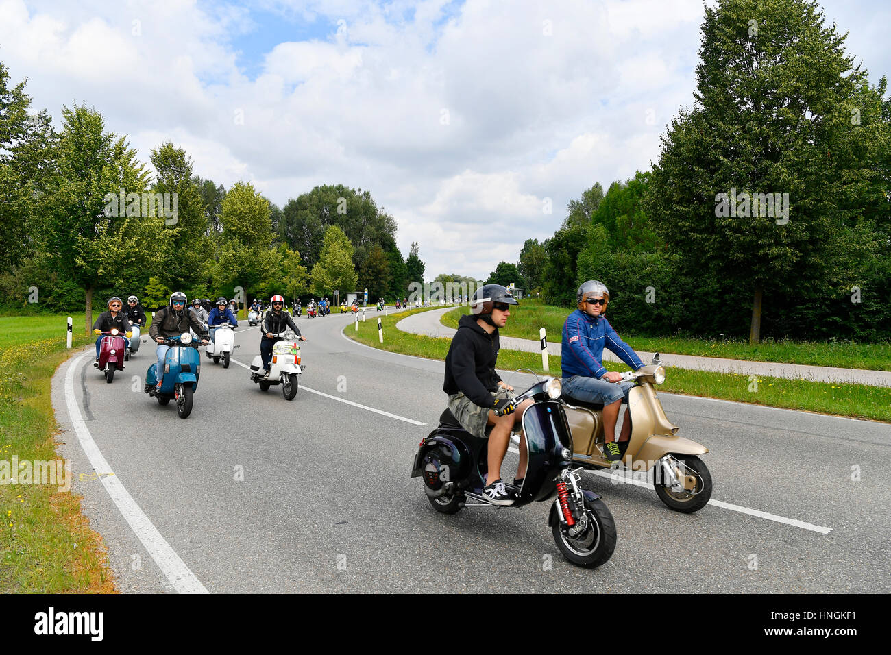 Vespa, Scooter, Tour, Reise, Fahrt, Vintage, Straße, Natur, historische, Rennen, Konvoi, Menschen, junge, Mädchen, Tagesausflug, Outback, tuning, Cruisen, Geschwindigkeit, Spaß, Stockfoto