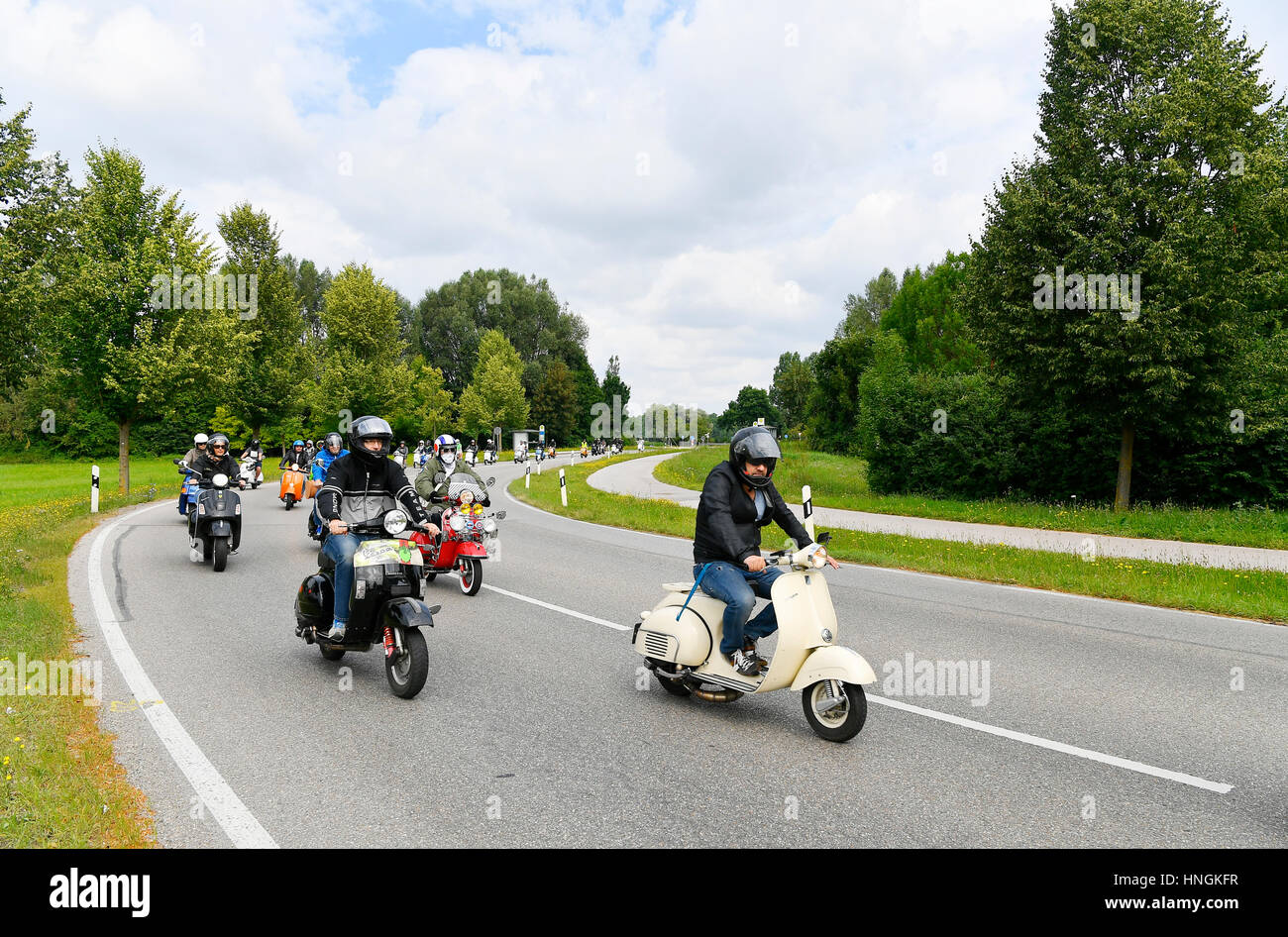 Vespa, Scooter, Tour, Reise, Fahrt, Vintage, Straße, Natur, historische, Rennen, Konvoi, Menschen, junge, Mädchen, Tagesausflug, Outback, tuning, Cruisen, Geschwindigkeit, Spaß, Stockfoto
