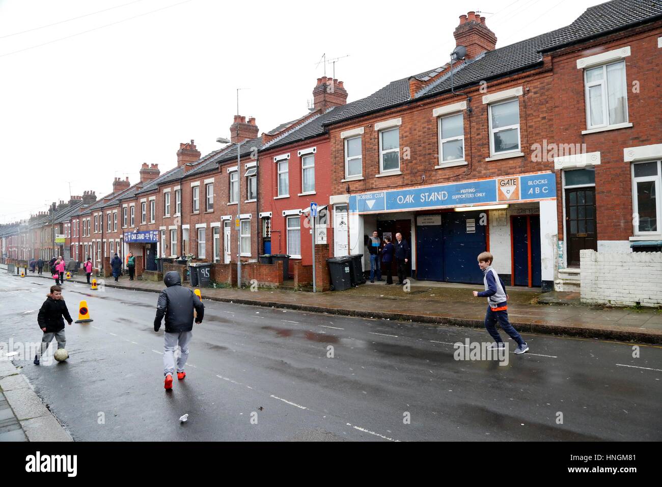 Kinder spielen Fußball auf der Straße außerhalb Kenilworth Straße Haus von Luton Town Football Club. Stockfoto