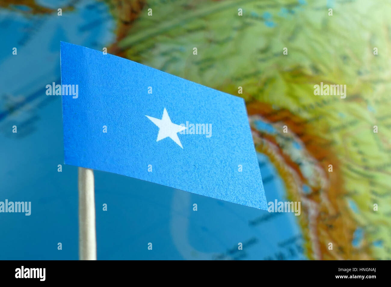 Somalia-Flagge mit einem Globuskarte als Hintergrund Makro Stockfoto