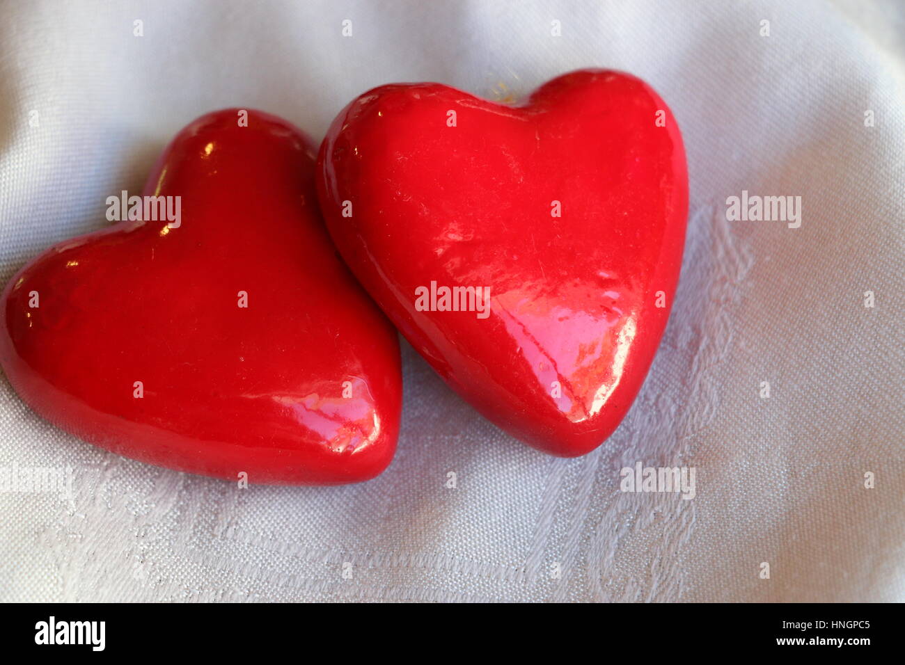 Zwei rote Herzen, weißen Hintergrund. Stockfoto
