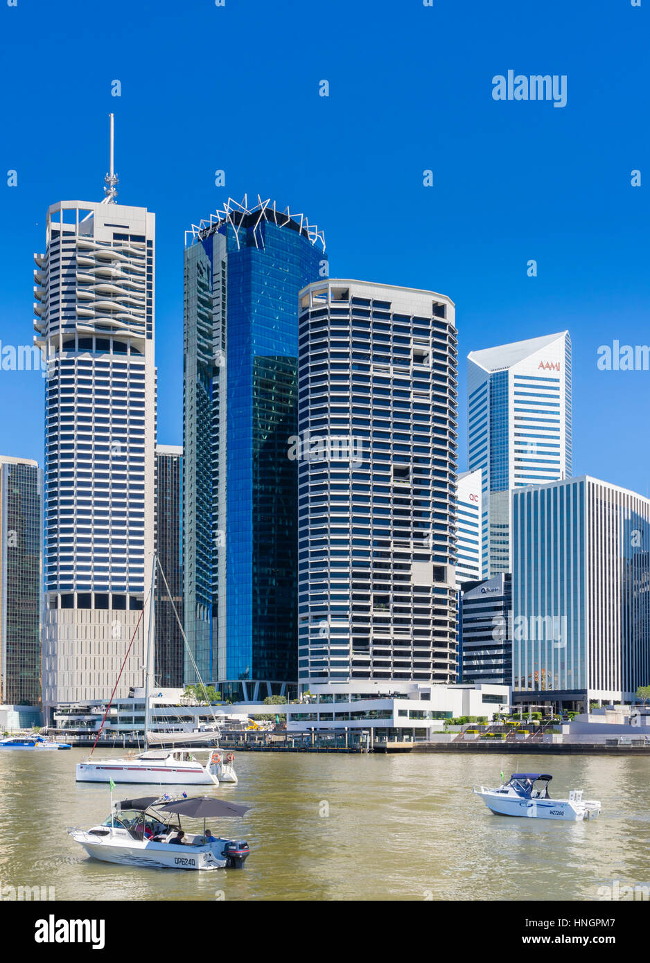 Brisbane, Australien - 24. September 2016: Blick auf die Wolkenkratzer in Brisbane CBD und Menschen Segeln auf Yachten auf dem Brisbane River Stockfoto