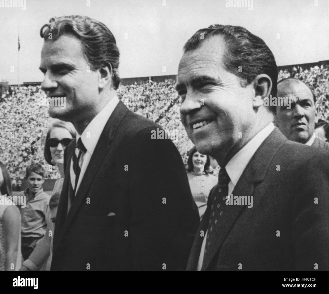 Evangelist Billy Graham mit Richard Nixon, 8. September 1968, im Pitt-Stadion für Grahams letzte Evangelist Kreuzzug Service in Pittsburgh, Pennsylvania. Bald zum Präsidenten gewählt zu werden, war Nixon eine Kampagne unterwegs als der republikanische Präsidentschaftskandidat. Stockfoto