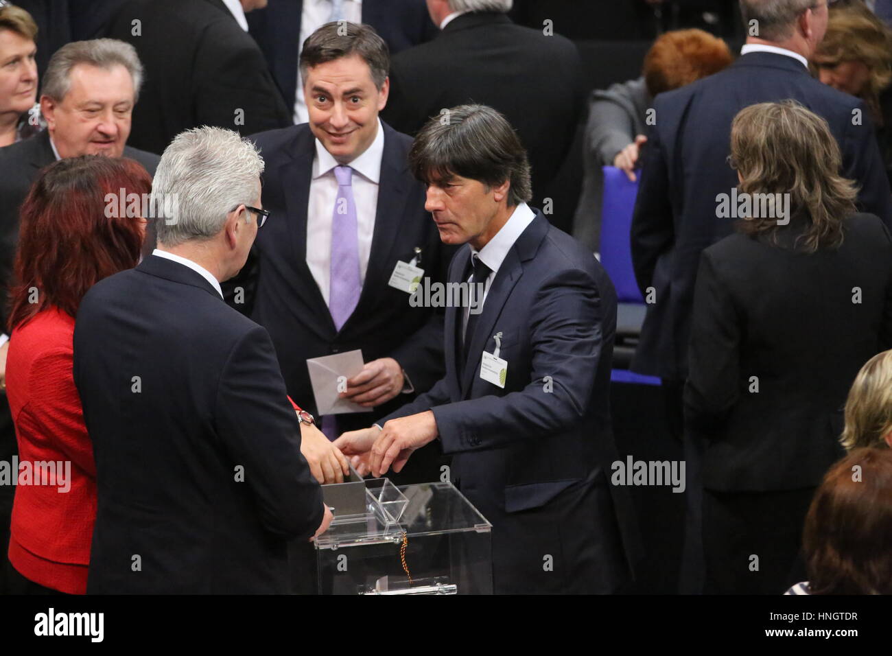 Berlin, Deutschland. 12. Februar 2017. Trainer der Nationalmannschaft Joachim Löw auf die 16. Bundesversammlung im Jahr 2017 im Reichstagsgebäude. Die Bundesversammlung besteht aus allen 630 Mitglieder des Bundestages sowie andere 630 Mitglieder, die von den Parlamenten der Länder delegiert werden. Präsident des Bundestages Prof. Dr. Norbert Lammert die Bundesversammlung ruft und führt das treffen. Wahl des Bundespräsidenten erfolgt in das Reichstagsgebäude in Berlin. Bildnachweis: Pazifische Presse/Alamy Live-Nachrichten Stockfoto