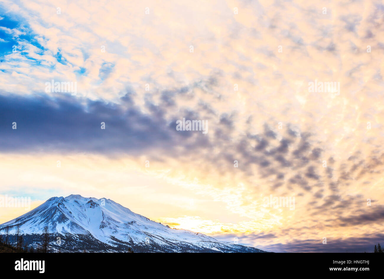 schöne Aussicht auf Mt Shesta beim Sonnenuntergang in Kalifornien, Usa. Stockfoto
