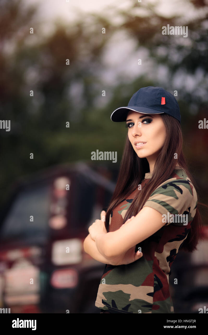 Fahrerin im Army-Outfit neben einem Off-Road Auto Stockfoto