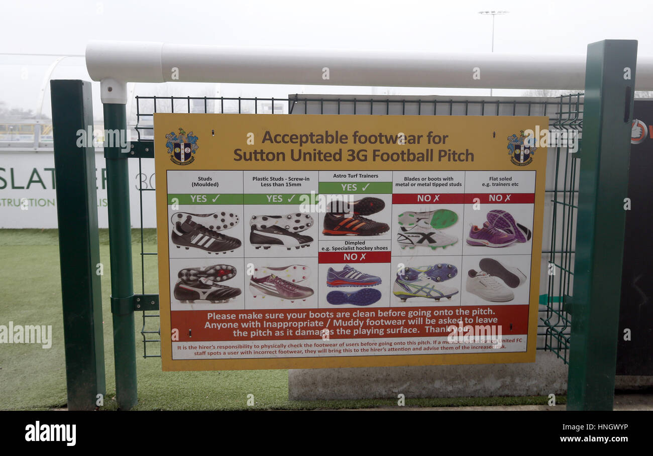 Ein Schild "Akzeptabel Schuhe für Sutton United 3G Fußballfeld" neben der Tonhöhe in Gander Green Lane, London. Stockfoto