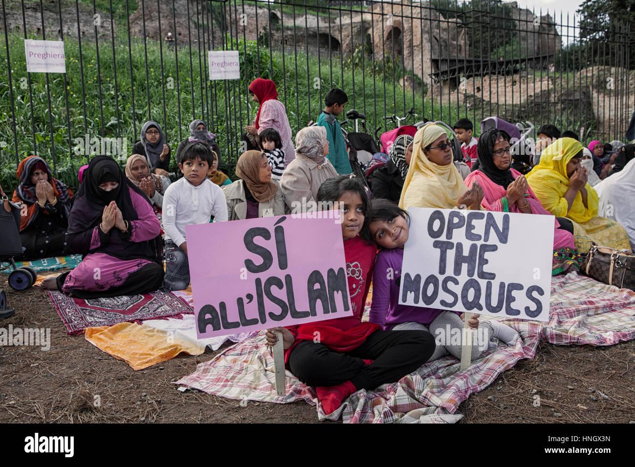 Muslime beten am Kolosseum, protestieren gegen Rom Moschee Verschlüsse Stockfoto