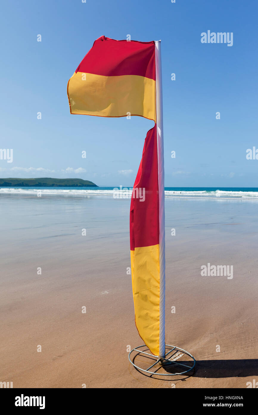 WOOLACOMBE, UK - 19 Mai: Rot und gelb Wimpel flattern im Wind auf Woolacombe Strand in Nord-Devon am 19. Mai 2011. Die Flagge wird von th verwendet. Stockfoto