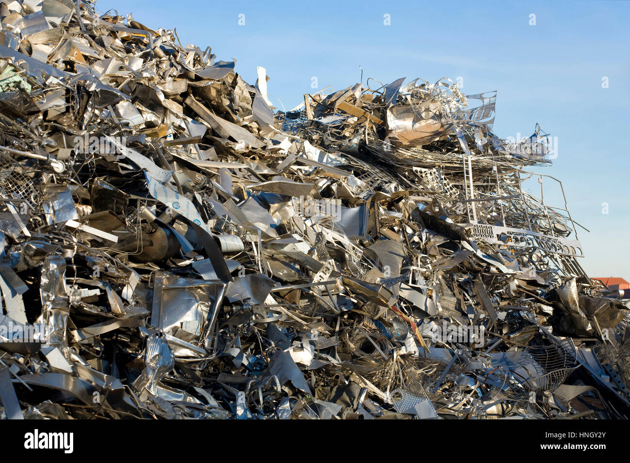 Deutschland, Ruhrgebiet, Dortmund, Hafen am Dortmund-Ems-Kanal, Hof mit alten Metall Schrott. Stockfoto