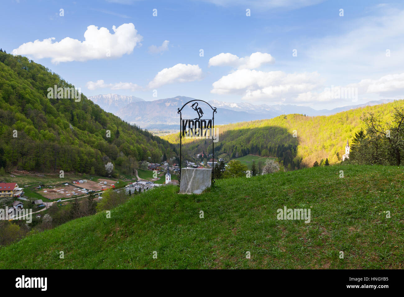 Typische Berglandschaft und Dorf in Slowenien, Europa Stockfoto