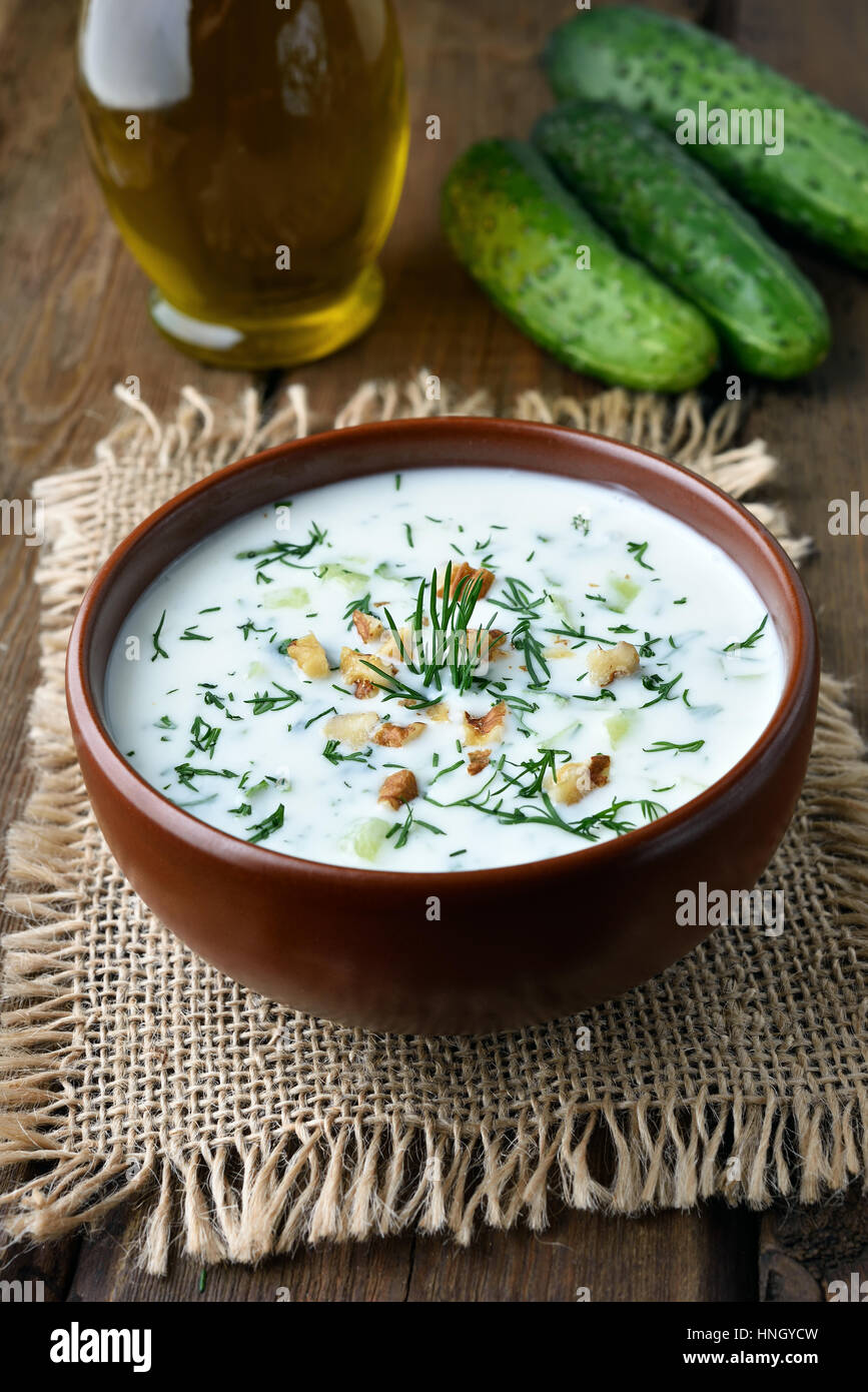 Kalte Suppe Joghurt mit Gurken, Nüssen und Dill, gesunde Ernährung Lebensmittel Stockfoto