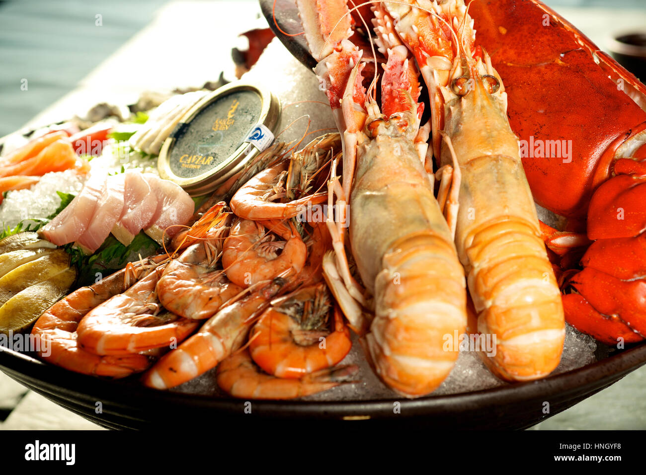 Fischplatte mit leckeren riesigen Hummer Stockfoto