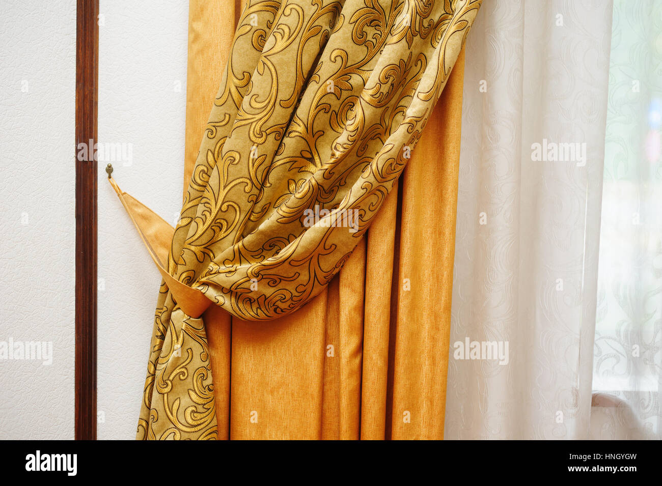 goldenen Vorhang am Fenster im Zimmer Stockfoto