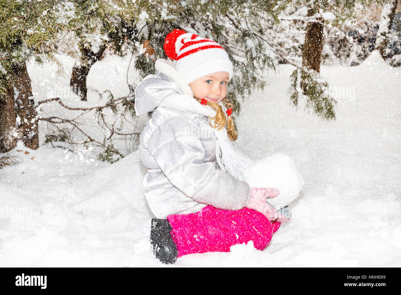 Porträt von liebenswert glückliche kleine Mädchen glücklich grinsend in die Kamera an einem sonnigen Wintertag hautnah Stockfoto