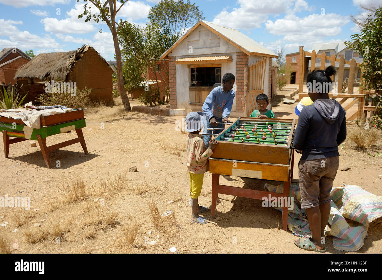 Kinder spielen, Tischfußball, Avarabohitra Fenomanano Dorf, Tsiroanomandidy Bezirk, Bongolava Region, Madagaskar Stockfoto