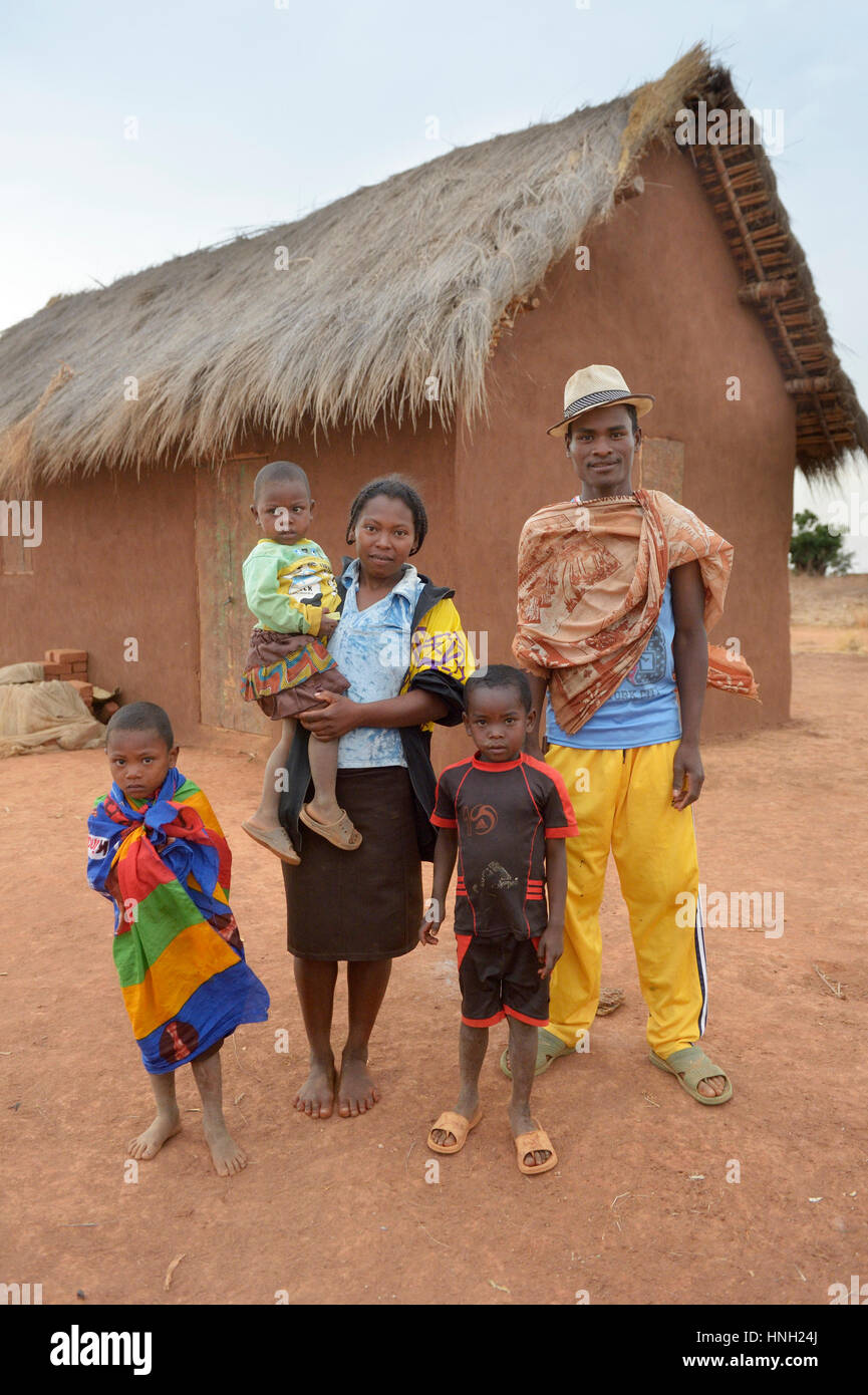 Familie mit drei Kindern vor der Hütte, Tsiroanomandidy Bezirk, Bongolava Region, Madagaskar Stockfoto